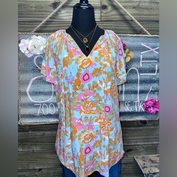 Boutique Brand Flutter Sleeve Split Neck Flowy Floral Blouse 💗 - Picture 2 of 9